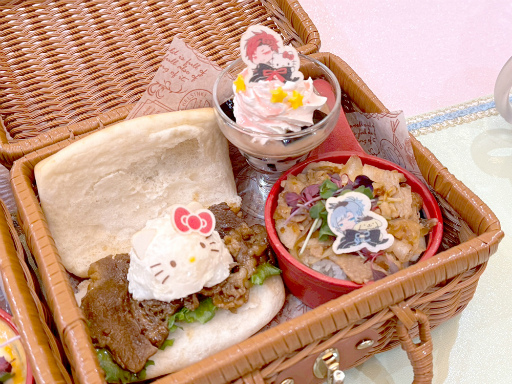 画像ギャラリー No.004のサムネイル画像 / ブラスタ×サンリオの夢のコラボカフェ開催中! ハローキティが推しキャストの誕生日をお祝い