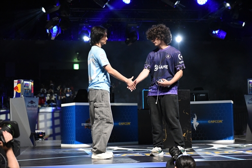 画像ギャラリー No.009のサムネイル画像 / 「カプコンカップ11」決勝大会レポート。翔選手がチリの新星Blaz選手を打ち倒し,「ストリートファイター6」世界最強の座に輝く