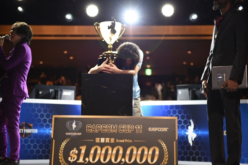 画像ギャラリー No.019のサムネイル画像 / 「カプコンカップ11」決勝大会レポート。翔選手がチリの新星Blaz選手を打ち倒し,「ストリートファイター6」世界最強の座に輝く