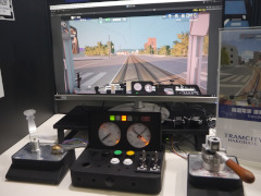 路面電車運転ゲーム「TRAMCITY HAKODATE」インプレッション。実機と同じスイッチ，そして電車の型番によって異なるアクセルレバーのノッチを再現する機構で，リアルな運転体験を演出する[TGS2026]