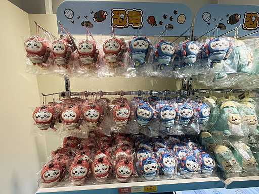 画像ギャラリー No.010のサムネイル画像 / 恐竜とアリスなちいかわたちがやってきた！ 「ちいかわぽけっと」公式グッズ第3弾が本日発売。池袋のPOP UP STOREをひと足先に見てきたゾーイ