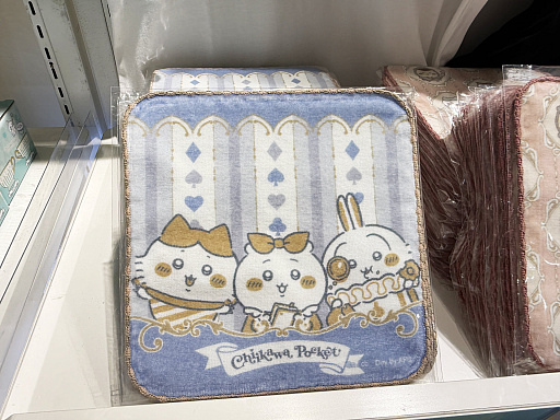 画像ギャラリー No.039のサムネイル画像 / 恐竜とアリスなちいかわたちがやってきた！ 「ちいかわぽけっと」公式グッズ第3弾が本日発売。池袋のPOP UP STOREをひと足先に見てきたゾーイ