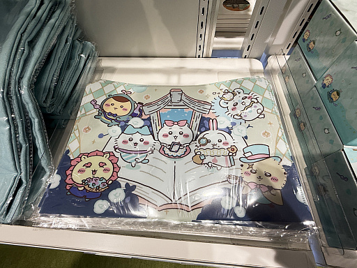画像ギャラリー No.046のサムネイル画像 / 恐竜とアリスなちいかわたちがやってきた！ 「ちいかわぽけっと」公式グッズ第3弾が本日発売。池袋のPOP UP STOREをひと足先に見てきたゾーイ