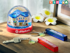 「あつ森」,「リゾートホテル」や「ドードー・エアラインズ」をモチーフにしたグッズを販売中。スノーグローブ,キーホルダーセットなどが登場