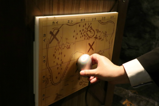 画像ギャラリー No.008のサムネイル画像 / 「ナンジャタウン」の新アトラクション「ナジャヴとふしぎな石ころ」を体験。触覚デバイス「echorb」の振動に導かれて謎を解き，隠されたお宝を探す