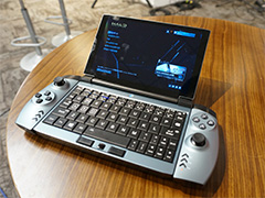 話題のゲーマー向け超小型PC「OneGx1」が国内初披露。合体可能なゲームパッドやLTE対応は競合製品にない魅力だ
