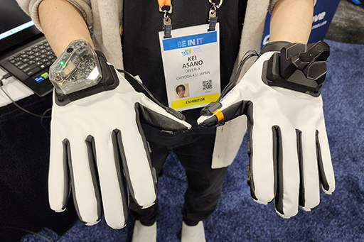 画像集 No.004のサムネイル画像 / VRコントローラを置き換えられる手袋型デバイス「Contact Glove」を体験。指先に本物の圧力を感じる触覚フィードバックも