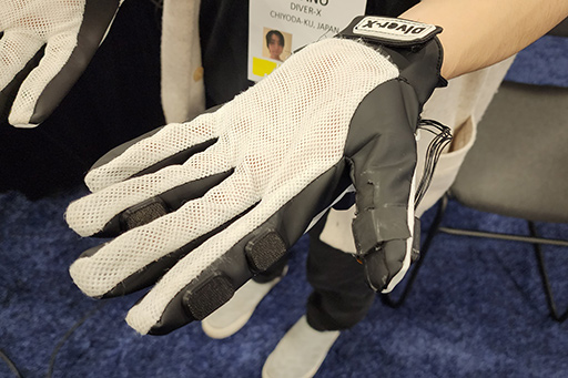 画像集 No.005のサムネイル画像 / VRコントローラを置き換えられる手袋型デバイス「Contact Glove」を体験。指先に本物の圧力を感じる触覚フィードバックも