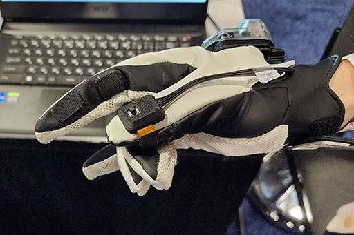 画像集 No.006のサムネイル画像 / VRコントローラを置き換えられる手袋型デバイス「Contact Glove」を体験。指先に本物の圧力を感じる触覚フィードバックも