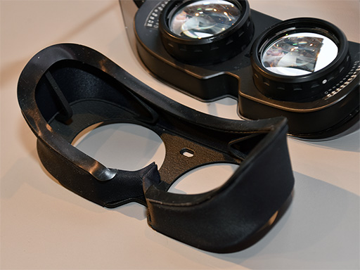画像集 No.012のサムネイル画像 / シャープが公開した軽量型VR HMDを試す。独自開発のパンケーキレンズは，競合よりも約1.6倍明るい自信作だ
