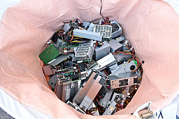 画像集 No.037のサムネイル画像 / 「PC　捨てたい　方法」。いろいろな捨て方を学んだ結果，かつての相棒の心臓がパソコンファームで“V字破壊”されたEND