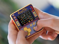アタリ，タイトー，データイースト（デコ）のレトロゲームを遊べるキーチェーン「Super Micro Keychain Gamer」が発売決定