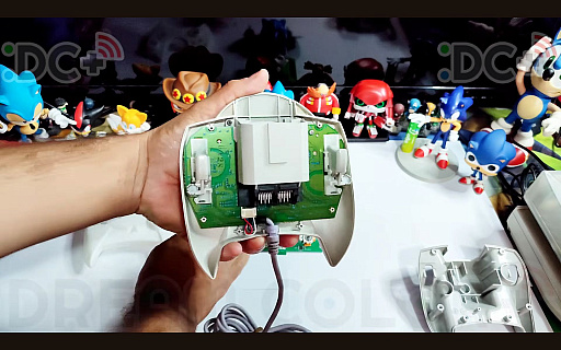 画像ギャラリー No.003のサムネイル画像 / ドリームキャストのコントローラをツインスティック化，振動やマイク，ビジュアルメモリのディスプレイも内蔵する非公式ハードがクラファン中